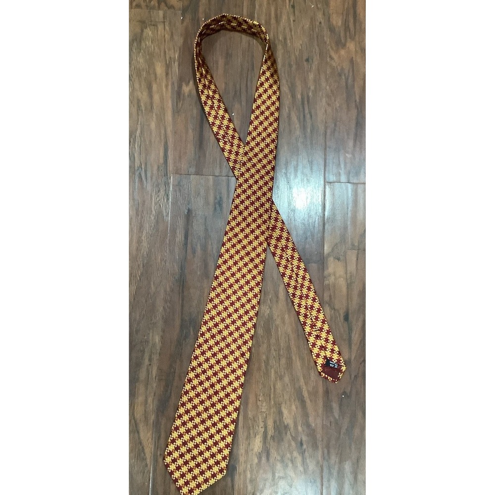 Salvatore Ferragamo Neck Tie Beautiful 100%Silk Made in Italy